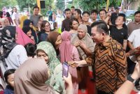 Masyarakat Perumahan Modena Regency, Kelurahan Belian, Kota Batam, tampak antusias disambangi Gubernur Kepri, Ansar Ahmad pada acara silaturahmi yang dilaksanakan pada Sabtu, (8/6/2024). Foto: Diskominfo Kepri