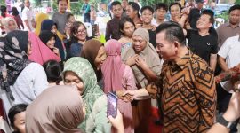 Masyarakat Perumahan Modena Regency, Kelurahan Belian, Kota Batam, tampak antusias disambangi Gubernur Kepri, Ansar Ahmad pada acara silaturahmi yang dilaksanakan pada Sabtu, (8/6/2024). Foto: Diskominfo Kepri