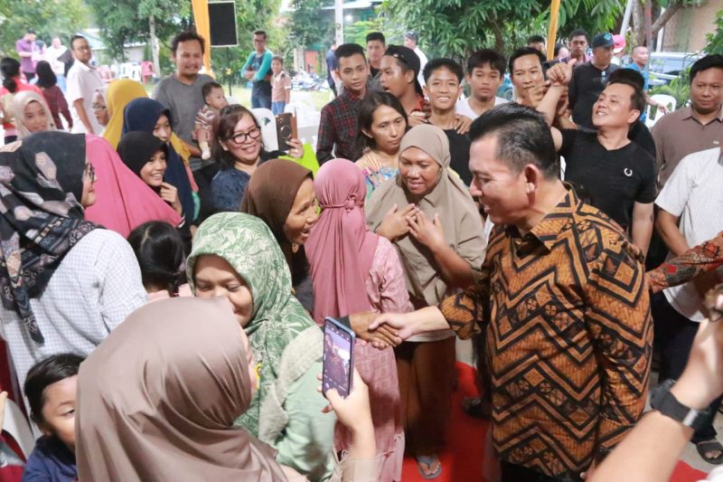 Masyarakat Perumahan Modena Regency, Kelurahan Belian, Kota Batam, tampak antusias disambangi Gubernur Kepri, Ansar Ahmad pada acara silaturahmi yang dilaksanakan pada Sabtu, (8/6/2024). Foto: Diskominfo Kepri