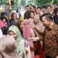 Masyarakat Perumahan Modena Regency, Kelurahan Belian, Kota Batam, tampak antusias disambangi Gubernur Kepri, Ansar Ahmad pada acara silaturahmi yang dilaksanakan pada Sabtu, (8/6/2024). Foto: Diskominfo Kepri