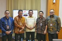Gubernur Kepri Ansar Ahmad bertemu dengan rombongan Tim Ahli Dewan Pertimbangan Presiden (Wantimpres) yang dipimpin langsung Radian, bertempat di Ruang VIP Pelabuhan Punggur Kota Batam, Kamis (6/6/2024). Foto: Diskominfo Kepri