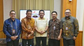 Gubernur Kepri Ansar Ahmad bertemu dengan rombongan Tim Ahli Dewan Pertimbangan Presiden (Wantimpres) yang dipimpin langsung Radian, bertempat di Ruang VIP Pelabuhan Punggur Kota Batam, Kamis (6/6/2024). Foto: Diskominfo Kepri