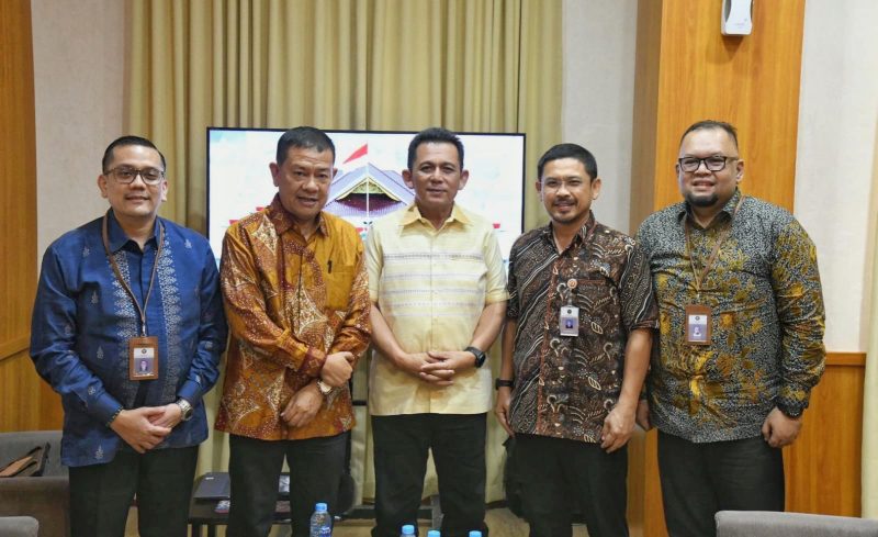 Gubernur Kepri Ansar Ahmad bertemu dengan rombongan Tim Ahli Dewan Pertimbangan Presiden (Wantimpres) yang dipimpin langsung Radian, bertempat di Ruang VIP Pelabuhan Punggur Kota Batam, Kamis (6/6/2024). Foto: Diskominfo Kepri
