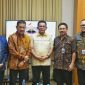 Gubernur Kepri Ansar Ahmad bertemu dengan rombongan Tim Ahli Dewan Pertimbangan Presiden (Wantimpres) yang dipimpin langsung Radian, bertempat di Ruang VIP Pelabuhan Punggur Kota Batam, Kamis (6/6/2024). Foto: Diskominfo Kepri