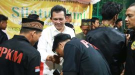 Gubernur Kepulauan Riau H. Ansar Ahmad didampingi Tim Percepatan Pembangunan, Pejabat Fungsional Utama, dan beberapa Kepala OPD bersilaturahmi bersama masyarakat Kampung Melayu, Nongsa, Batam, Minggu (23/6/2024) malam. Foto: Diskominfo Kepri