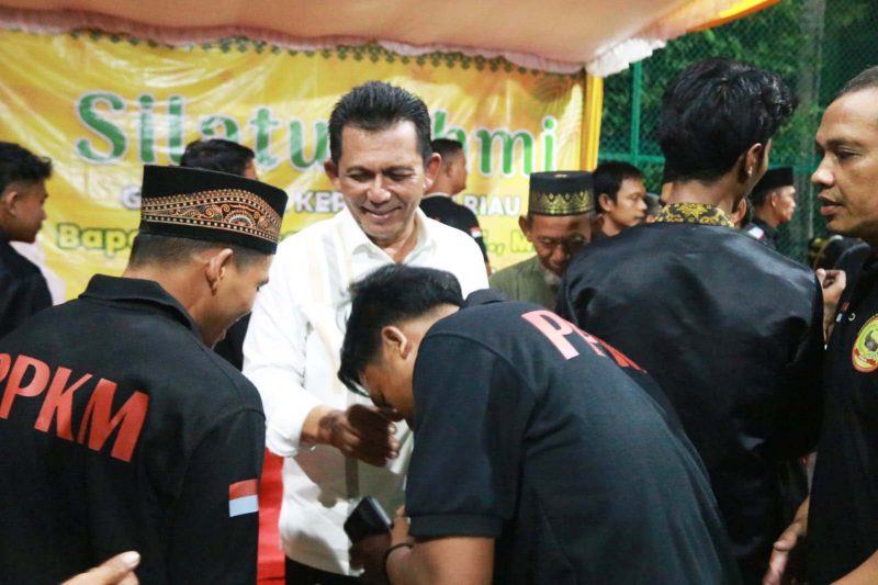 Gubernur Kepulauan Riau H. Ansar Ahmad didampingi Tim Percepatan Pembangunan, Pejabat Fungsional Utama, dan beberapa Kepala OPD bersilaturahmi bersama masyarakat Kampung Melayu, Nongsa, Batam, Minggu (23/6/2024) malam. Foto: Diskominfo Kepri