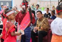 Gubernur Kepri Ansar Ahmad kembali mendapatkan sambutan hangat saat menghadiri silaturahmi dengan masyarakat Kavling Seroja Dapur 12 Kelurahan Sei Pelunggut Kecamatan Sagulung Kota Batam, Sabtu (15/6/2024). Foto: INIKEPRI.COM