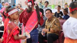 Gubernur Kepri Ansar Ahmad kembali mendapatkan sambutan hangat saat menghadiri silaturahmi dengan masyarakat Kavling Seroja Dapur 12 Kelurahan Sei Pelunggut Kecamatan Sagulung Kota Batam, Sabtu (15/6/2024). Foto: INIKEPRI.COM