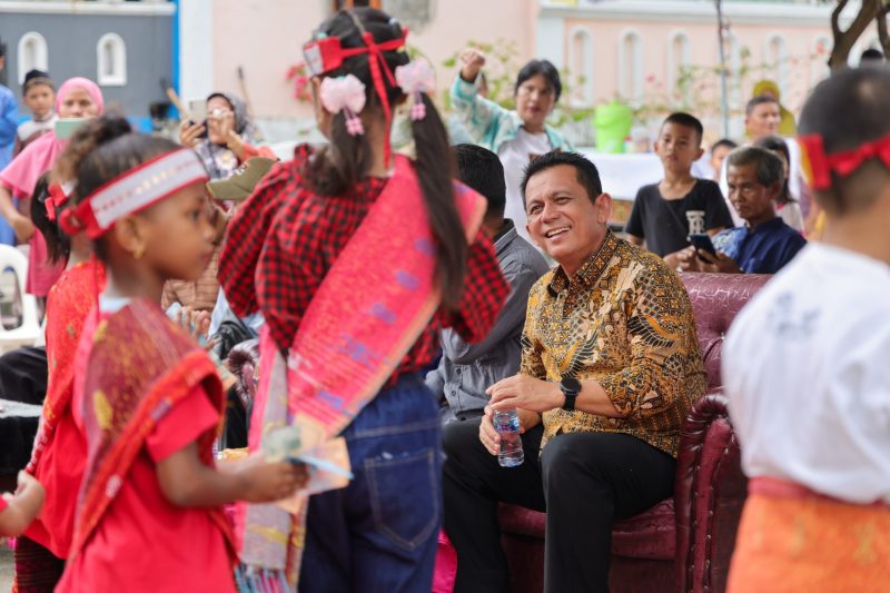 Gubernur Kepri Ansar Ahmad kembali mendapatkan sambutan hangat saat menghadiri silaturahmi dengan masyarakat Kavling Seroja Dapur 12 Kelurahan Sei Pelunggut Kecamatan Sagulung Kota Batam, Sabtu (15/6/2024). Foto: INIKEPRI.COM