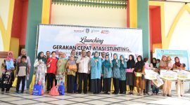 Ketua TP-PKK Provinsi Kepulauan Riau Hj. Dewi Kumalasari Ansar secara resmi meluncurkan Gerakan Cepat Atasi Stunting (Gercep Anting) di Pendopo Rumah Dinas Bupati Karimun, Kamis (13/6/2024). Foto: Diskominfo Kepri