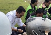 Wakil Wali Kota Batam Amsakar Achmad menikmati nasi bungkus dengan para ojol. Foto: INIKEPRI.COM