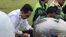 Wakil Wali Kota Batam Amsakar Achmad menikmati nasi bungkus dengan para ojol. Foto: INIKEPRI.COM