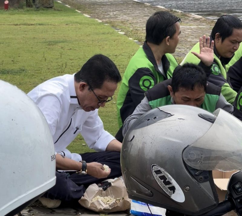 Wakil Wali Kota Batam Amsakar Achmad menikmati nasi bungkus dengan para ojol. Foto: INIKEPRI.COM
