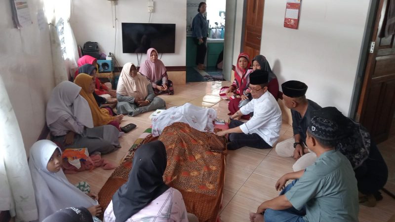 Wakil Wali Kota Batam Amsakar Achmad takziah di rumah bapak angkatnya di Belakangpadang yang meninggal dunia pada Selasa (4/6/2024). Foto: INIKEPRI.COM