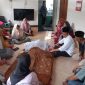 Wakil Wali Kota Batam Amsakar Achmad takziah di rumah bapak angkatnya di Belakangpadang yang meninggal dunia pada Selasa (4/6/2024). Foto: INIKEPRI.COM
