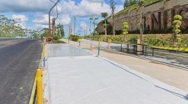 Pembangunan Jalan Sumbu Kebangsaan Sisi Barat di IKN dimana salah satu lajurnya dikhususkan untuk bus dan kereta otonom. Foto : Kemenhub