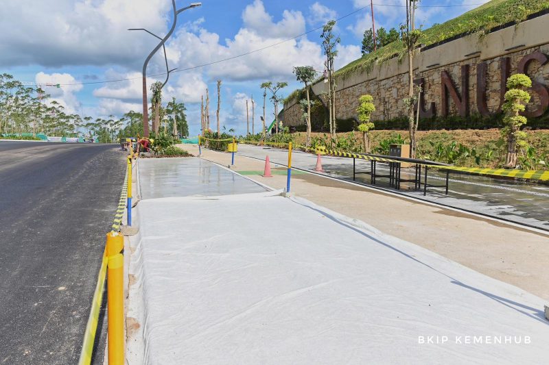 Pembangunan Jalan Sumbu Kebangsaan Sisi Barat di IKN dimana salah satu lajurnya dikhususkan untuk bus dan kereta otonom. Foto : Kemenhub