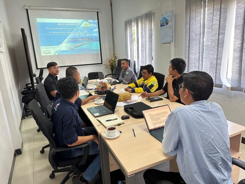 PT Nusantara Turbin dan Propulsi (NTP), anak usaha dari PT Dirgantara Indonesia, melakukan kegiatan _benchmarking_ ke Pembangkit Listrik Tenaga Gas (PLTG) _Mobile Power Plant_ (MPP) Air Anyir, Bangka dengan kapasitas 4 x 25 MW. _Benchmarking_ yang dilakukan oleh PT NTP ini bertujuan untuk mempelajari pengelolaan operasi Ekselen serta sistem pembakaran yang dapat beroperasi dengan _dual fuel system_ di unit MPP PLTG Air Anyir. Foto: PLN Batam untuk INIKEPRI.COM