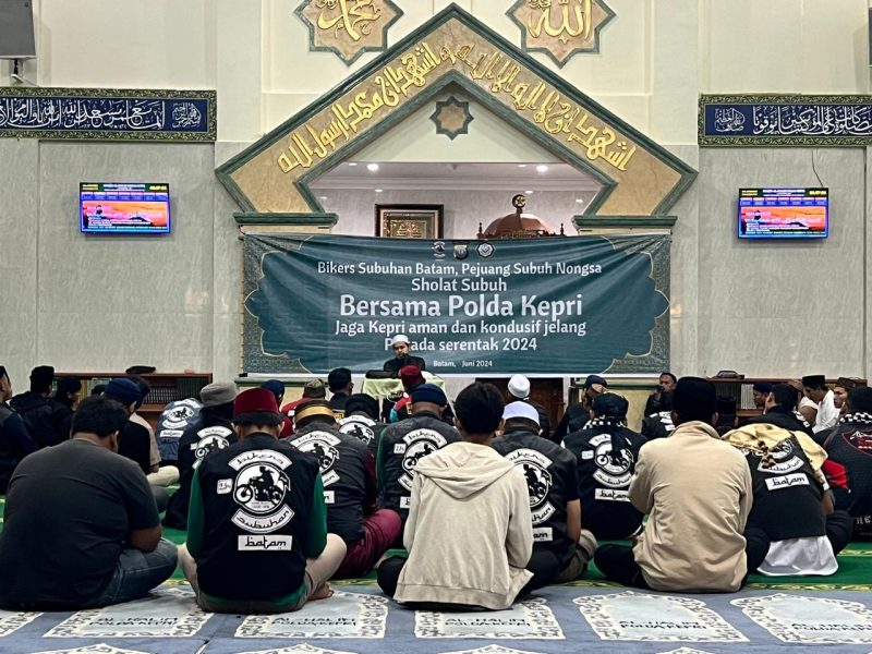 Suasana subuh berjamaah di Masjid Al Halim Polda Kepri. Foto: INIKEPRI.COM