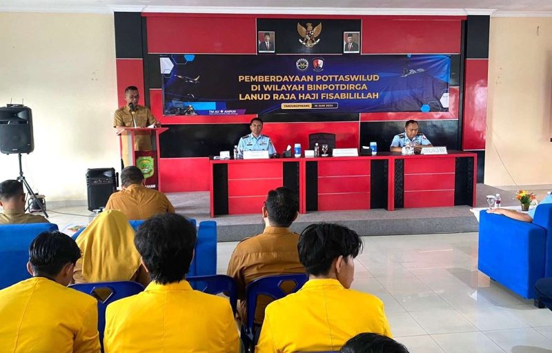 Penjabat (Pj) Wali Kota Tanjungpinang, Andri Rizal, mengapresiasi kegiatan Sosialisasi Pemberdayaan Pottaswilud di Wilayah Binpotdirga Lanud Raja Haji Fisabilillah (RHF) Tanjungpinang. Foto: Diskominfo Tanjungpinang