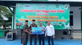 Memperingati Hari Raya Iduladha 1445 Hijriah, PT PLN Batam menyalurkan hewan kurban sapi kepada stakeholders bersama Kejaksaan Tinggi Kepuluan Riau (Kepri) untuk selanjutnya akan didistribusikan kepada para pengurus Masjid, Pondok Pesantren, serta masyarakat yang berhak serta membutuhkan yang tersebar di Tanjung Pinang. Foto: INIKEPRI.COM