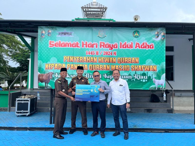 Memperingati Hari Raya Iduladha 1445 Hijriah, PT PLN Batam menyalurkan hewan kurban sapi kepada stakeholders bersama Kejaksaan Tinggi Kepuluan Riau (Kepri) untuk selanjutnya akan didistribusikan kepada para pengurus Masjid, Pondok Pesantren, serta masyarakat yang berhak serta membutuhkan yang tersebar di Tanjung Pinang. Foto: INIKEPRI.COM