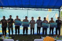 Dalam rangka menyambut Hari Raya Idul Adha 1445 Hijriah yang jatuh pada Senin, 17 Juni 2024, serta sebagai bentuk kepedulian terhadap sesama, PT PLN Batam kembali melaksanakan program penyerahan bantuan tanggung jawab sosial dan lingkungan (TJSL) hewan kurban kepada para sllltakeholders, masyarakat sekitar wilayah operasional perusahaan. Foto: INIKEPRI.COM