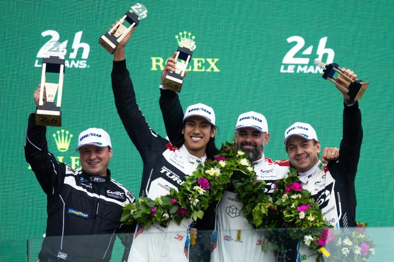 Pebalap nasional, Sean Gelael, berhasil finis di posisi dua pada race of 24 hours Le Mans di Circuit de la Sharte, Prancis pada Sabtu (15/6/2024) hingga Minggu (16/6/2024) waktu setempat dengan dukungan Pertamax Turbo. Foto: Istimewa