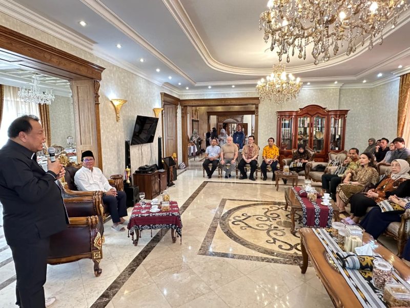 Hakim Konstitusi Arief Hidayat saat menghadiri kegiatan temu warga Indonesia di Astana, Kazakstan pada Minggu (16/6/2024). Foto: Humas MK