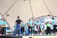 Wakil Wali Kota Batam Amsakar Achmad ikut bersenam bersama masyarakat di KBC Batam. Foto: INIKEPRI.COM