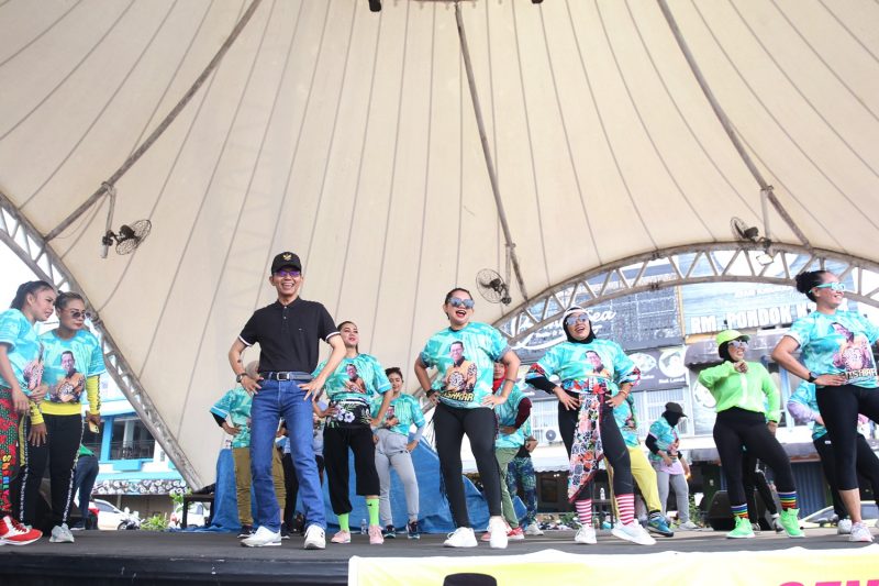 Wakil Wali Kota Batam Amsakar Achmad ikut bersenam bersama masyarakat di KBC Batam. Foto: INIKEPRI.COM