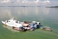 Bakamla RI melalui KN Bintang Laut-401 melaksanaan pemeriksaan dan penggeledahan terhadap tiga kapal yang di curigai sedang melakukan aktifitas ilegal. Pemeriksaan dilakukan di sekitar Perairan Pulau Babi, Tanjung Balai Karimun (TBK), Jumat (28/6/2024). Foto: Humas Bakamla
