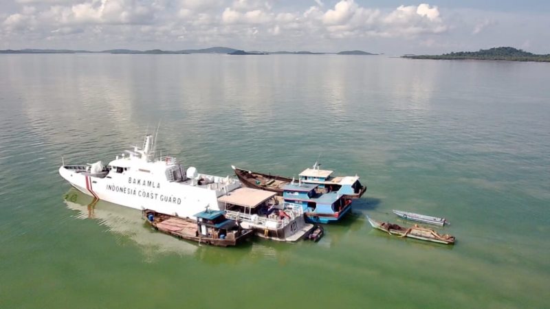 Bakamla RI melalui KN Bintang Laut-401 melaksanaan pemeriksaan dan penggeledahan terhadap tiga kapal yang di curigai sedang melakukan aktifitas ilegal. Pemeriksaan dilakukan di sekitar Perairan Pulau Babi, Tanjung Balai Karimun (TBK), Jumat (28/6/2024). Foto: Humas Bakamla