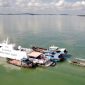 Bakamla RI melalui KN Bintang Laut-401 melaksanaan pemeriksaan dan penggeledahan terhadap tiga kapal yang di curigai sedang melakukan aktifitas ilegal. Pemeriksaan dilakukan di sekitar Perairan Pulau Babi, Tanjung Balai Karimun (TBK), Jumat (28/6/2024). Foto: Humas Bakamla