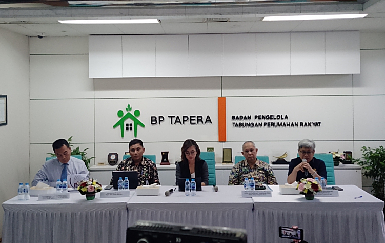 Direktur Jenderal Perbendaharaan Kemenkeu, Astera Primanto Bhakti (kanan) dalam media briefing di kantor BP Tapera, Jakarta, pada Rabu (5/6/2024). Foto: Ismadi Amrin/InfoPublik