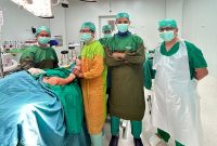 RSUD Raja Ahmad Tabib dengan bangga mengumumkan keberhasilan operasi shoulder hemiarthroplasty yang dilakukan oleh dr. C Rayhan Cein, seorang spesialis ortopedi, Jumat (7/6/2024) yang lalu. Foto: Diskominfo Kepri