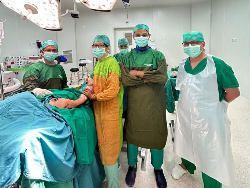 RSUD Raja Ahmad Tabib dengan bangga mengumumkan keberhasilan operasi shoulder hemiarthroplasty yang dilakukan oleh dr. C Rayhan Cein, seorang spesialis ortopedi, Jumat (7/6/2024) yang lalu. Foto: Diskominfo Kepri