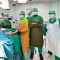 RSUD Raja Ahmad Tabib dengan bangga mengumumkan keberhasilan operasi shoulder hemiarthroplasty yang dilakukan oleh dr. C Rayhan Cein, seorang spesialis ortopedi, Jumat (7/6/2024) yang lalu. Foto: Diskominfo Kepri