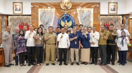 Deputi Bidang Koordinasi Politik Dalam Negeri, Kementerian Koordinator Bidang Politik Hukum dan Keamanan (Kemenko Polhukam), Heri Wiranto, berfoto bersama usai merilis Indeks Demokrasi Indonesia (IDI) 2023 di Kantor Kemenko Polhukam, Jakarta, Senin (10/6/2024). Foto: Humas Kemenko Polhukam RI.