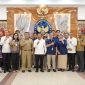 Deputi Bidang Koordinasi Politik Dalam Negeri, Kementerian Koordinator Bidang Politik Hukum dan Keamanan (Kemenko Polhukam), Heri Wiranto, berfoto bersama usai merilis Indeks Demokrasi Indonesia (IDI) 2023 di Kantor Kemenko Polhukam, Jakarta, Senin (10/6/2024). Foto: Humas Kemenko Polhukam RI.