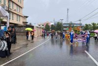 Pawai tutup tahun ajaran 2023/2024 bagi siswa PAUD dan TK se-Kota Tanjungpinang berlangsung meriah meskipun sempat diguyur hujan dalam pelaksanaannya. Foto: Diskominfo Tanjungpinang