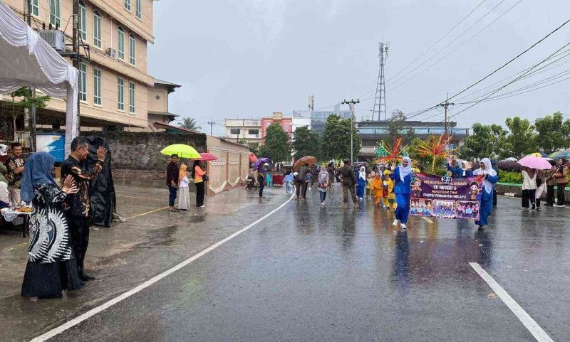 Pawai tutup tahun ajaran 2023/2024 bagi siswa PAUD dan TK se-Kota Tanjungpinang berlangsung meriah meskipun sempat diguyur hujan dalam pelaksanaannya. Foto: Diskominfo Tanjungpinang