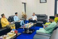 Penjabat (Pj) Wali Kota Tanjungpinang, Andri Rizal, menerima kunjungan silaturahmi dari Kepala Kantor Badan Pertanahan Nasional (BPN) Tanjungpinang, Bambang, di ruang kerja Wali Kota, kantor Wali Kota Tanjungpinang, Kepulauan Riau, Jum'at (14/6/2024). Foto: Diskominfo Tanjungpinang