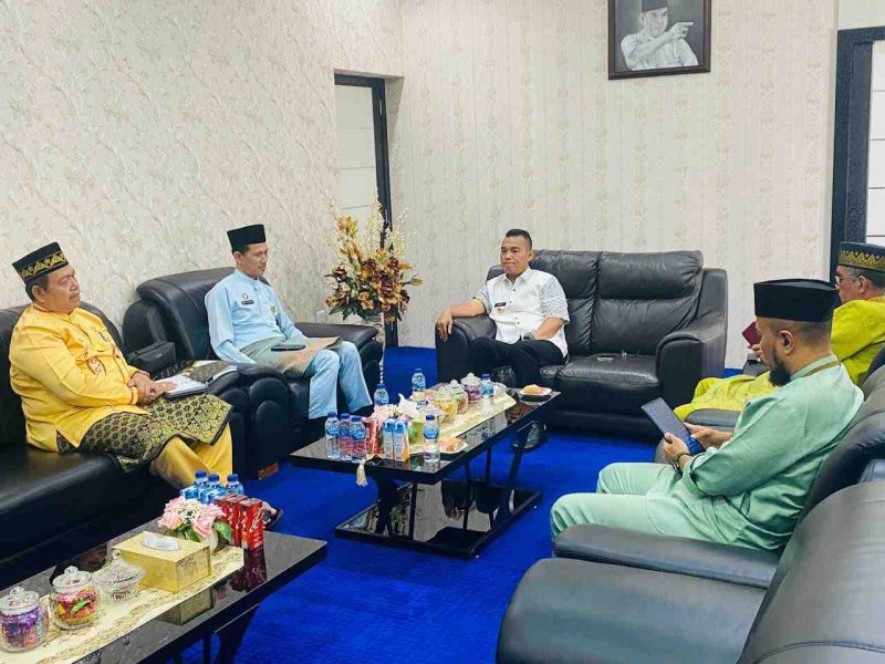 Penjabat (Pj) Wali Kota Tanjungpinang, Andri Rizal, menerima kunjungan silaturahmi dari Kepala Kantor Badan Pertanahan Nasional (BPN) Tanjungpinang, Bambang, di ruang kerja Wali Kota, kantor Wali Kota Tanjungpinang, Kepulauan Riau, Jum'at (14/6/2024). Foto: Diskominfo Tanjungpinang