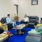 Penjabat (Pj) Wali Kota Tanjungpinang, Andri Rizal, menerima kunjungan silaturahmi dari Kepala Kantor Badan Pertanahan Nasional (BPN) Tanjungpinang, Bambang, di ruang kerja Wali Kota, kantor Wali Kota Tanjungpinang, Kepulauan Riau, Jum'at (14/6/2024). Foto: Diskominfo Tanjungpinang