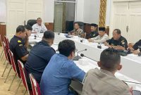 Asisten 1 Sekretariat Daerah Kota Tanjungpinang, Thamrin Dahlan pimpin rapat persiapan penjemputan Jemaah Haji Kota Tanjungpinang Tahun 1445 H / 2024 M di Kantor Wali kota, Rabu (12/6/2024). Foto: Diskominfo Tanjungpinang