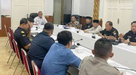 Asisten 1 Sekretariat Daerah Kota Tanjungpinang, Thamrin Dahlan pimpin rapat persiapan penjemputan Jemaah Haji Kota Tanjungpinang Tahun 1445 H / 2024 M di Kantor Wali kota, Rabu (12/6/2024). Foto: Diskominfo Tanjungpinang