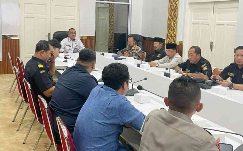 Asisten 1 Sekretariat Daerah Kota Tanjungpinang, Thamrin Dahlan pimpin rapat persiapan penjemputan Jemaah Haji Kota Tanjungpinang Tahun 1445 H / 2024 M di Kantor Wali kota, Rabu (12/6/2024). Foto: Diskominfo Tanjungpinang