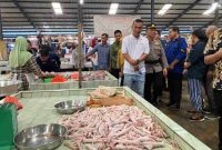 Penjabat (Pj) Wali Kota Tanjungpinang, Andri Rizal, didampingi Dinas Perdagangan dan Perindustrian (Disdagin) dan Bagian Ekonomi lakukan monitoring pasar tradisional, pasar moderen serta distributor menjelang lebaran idul adha 2024. Foto: Diskominfo Tanjungpinang
