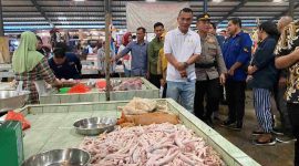 Penjabat (Pj) Wali Kota Tanjungpinang, Andri Rizal, didampingi Dinas Perdagangan dan Perindustrian (Disdagin) dan Bagian Ekonomi lakukan monitoring pasar tradisional, pasar moderen serta distributor menjelang lebaran idul adha 2024. Foto: Diskominfo Tanjungpinang
